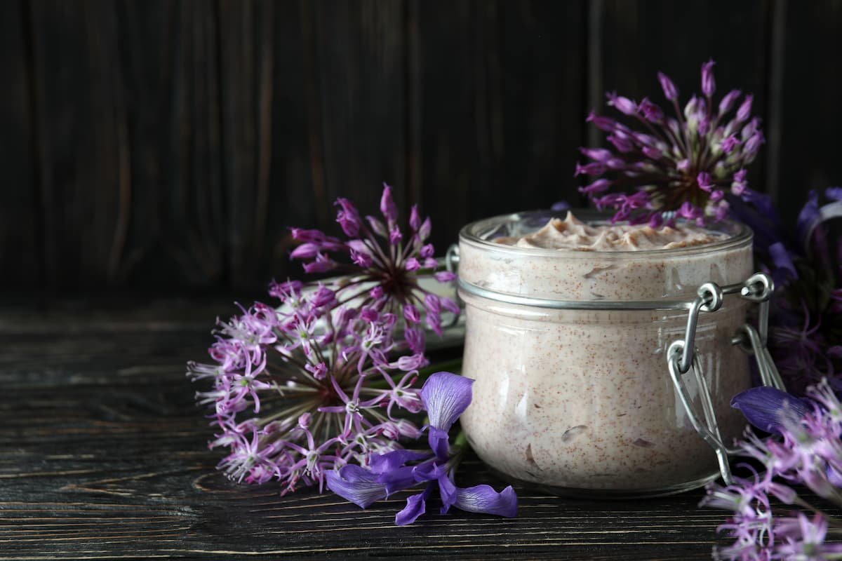 skin-care-scrub-concept-on-wooden-background body sugar scrub